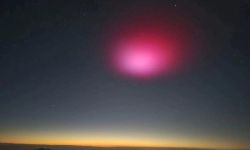 سحابة حمراء غامضة تظهر فوق جبل موسى في مصر تثير الدهشة والتكهنات